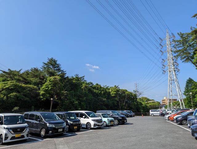 福岡県北九州市にある到津の森公園の週末の駐車場の画像